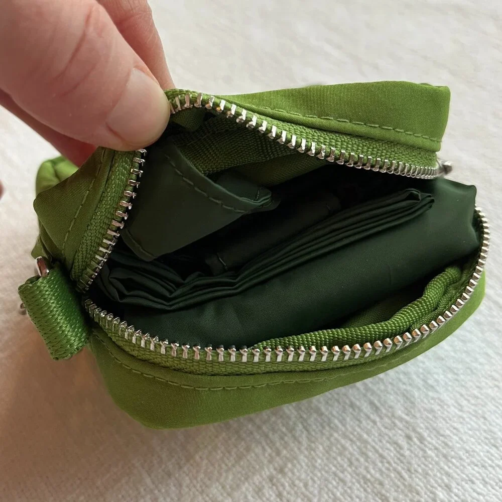 NWOT Anya Hindmarch x Uniqlo Green Packable Tote Bag & Charm - Picture 5 of 6